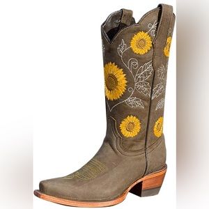 Women’s 8.5 boots brand new without tags